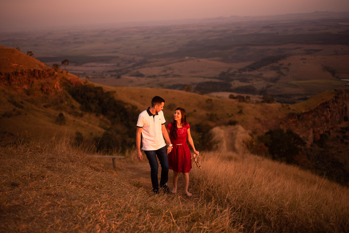 ENsaio Pré wedding em são pedro noiva de vestido vermelho e noivo de branco 