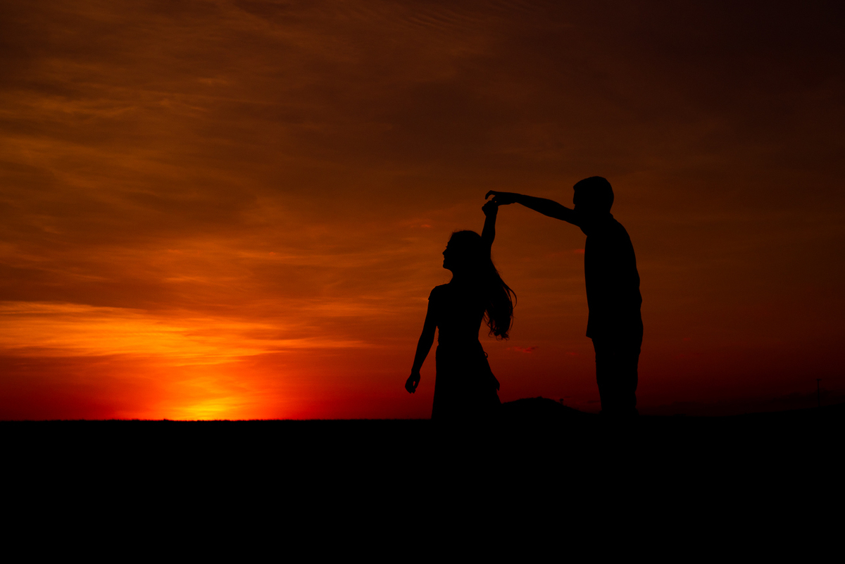 Silhueta dos noivos dançando no Por do Sol em São Pedro SP por Ronny Viana FOto e FIlme