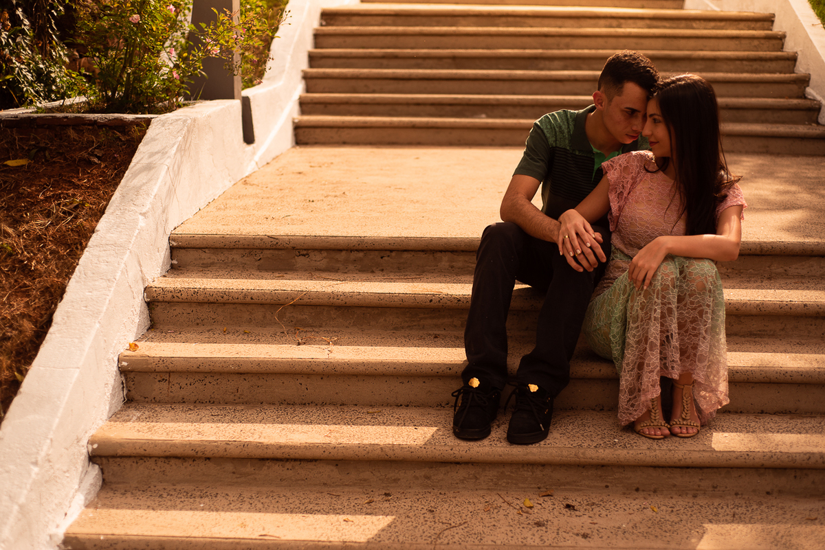 Casal sentados na escada em frente a igreja no bairro santa olimpia