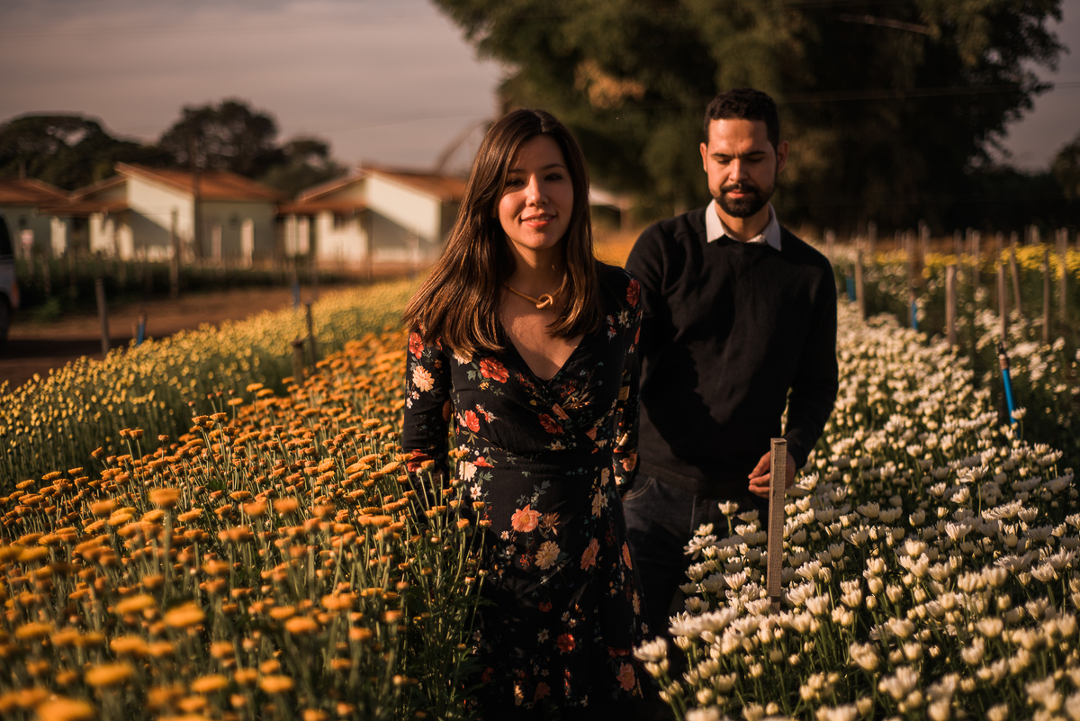 Casal andando na plantação de tulipas em Holambra por Ronny Viana Fotografia