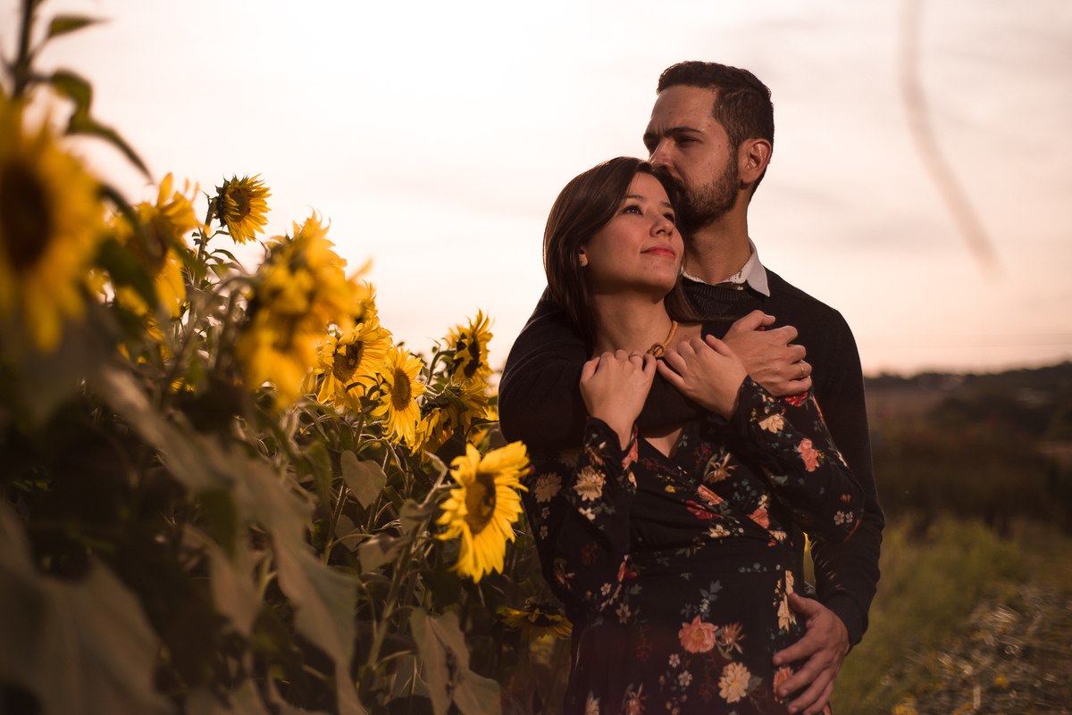 Casal abraçado na plantação de Girassol em Holambra SP por ROnny Viana Fotografia