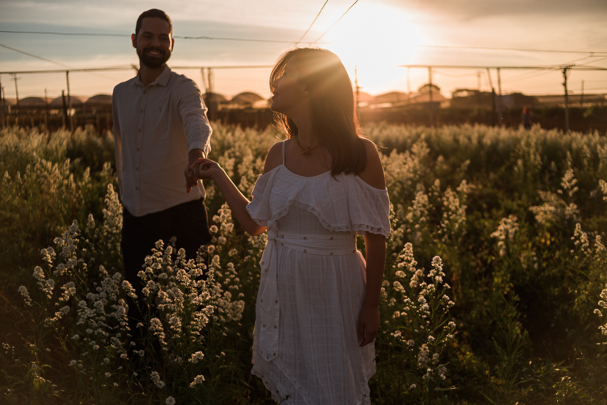 Fotografia de pre wedding espontanea no por do sol por Ronny Viana fotografia em Holambra SP