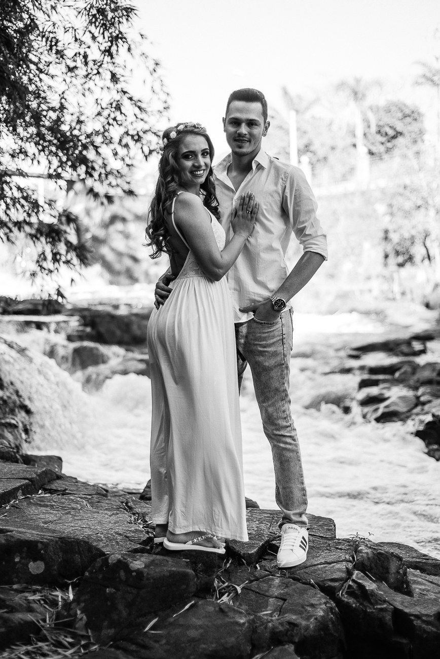 noiva de vestido branco abraçada com o noivo ao lado da cachoeira em brotas por Ronny Viana fotografo de casamento 