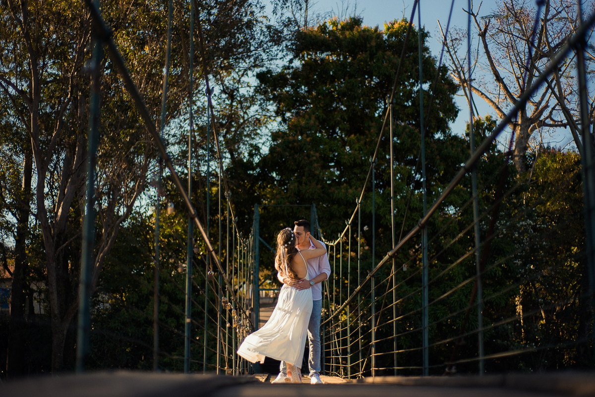 noivos dançando na ponte pencil de roupas neutras para ensaio pré wedding em brotas sp por Ronny Viana fotografia