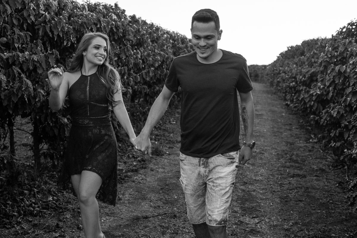 casal sorrindo no ensaio pre casamento ideias para ensaio pre wedding em sao paulo por ronny viana fotografia