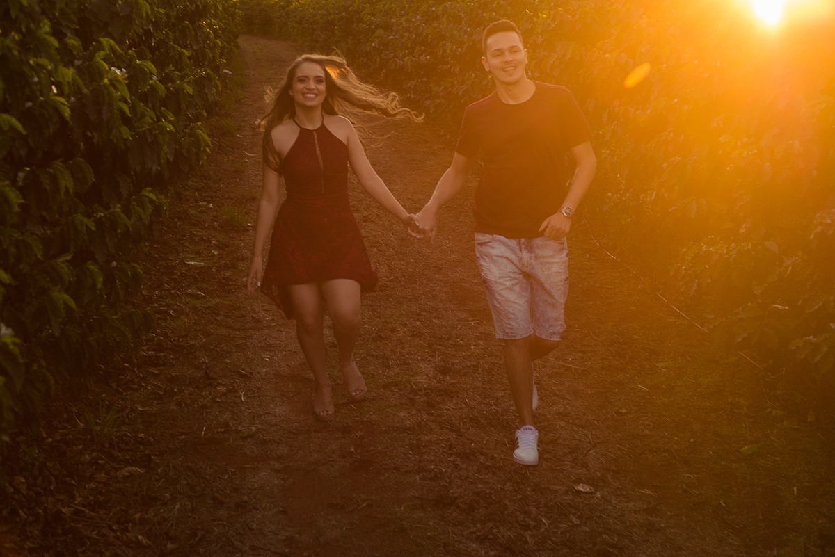 casal correndo no por do sol em ensaio pre casamento na fazenda ideias para ensaio pre casamento por ronny viana