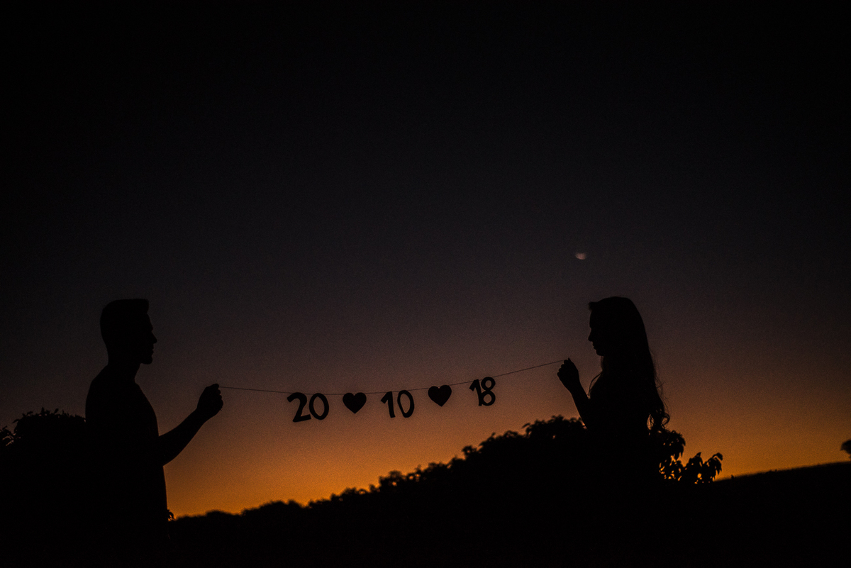 casal no por do sol fotografia criativa por ronny viana em brotas sp