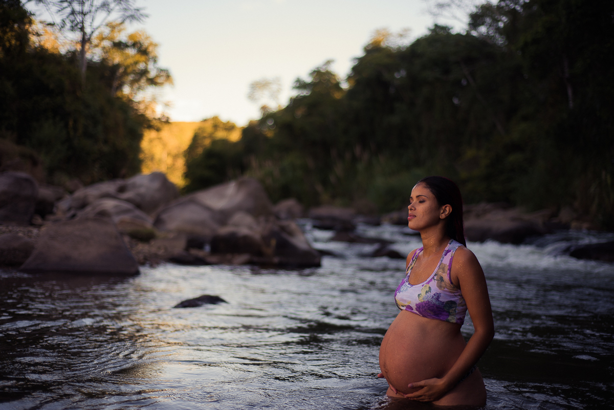 Gestante dentro do rio no vale do Ribeira nua dentro da agua