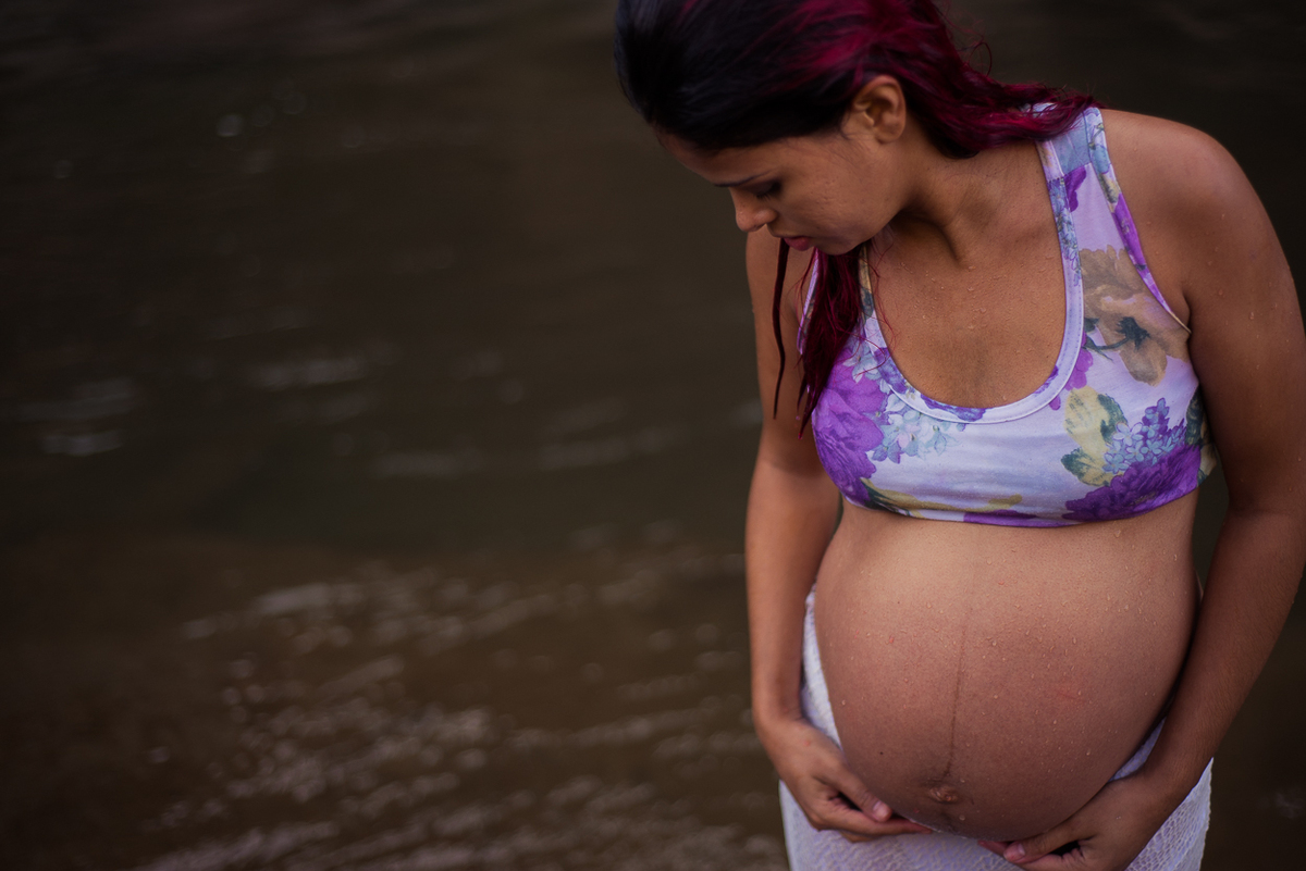 gestante dentro do rio no vale do ribeira ensaio fotografico de familia