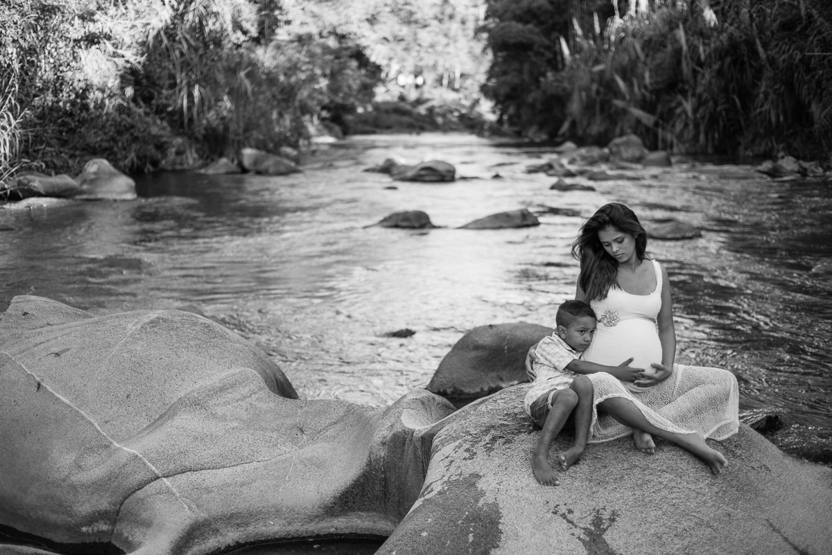 Gestante em cima da pedra no Rio Ribeira em Adrianopolis PR