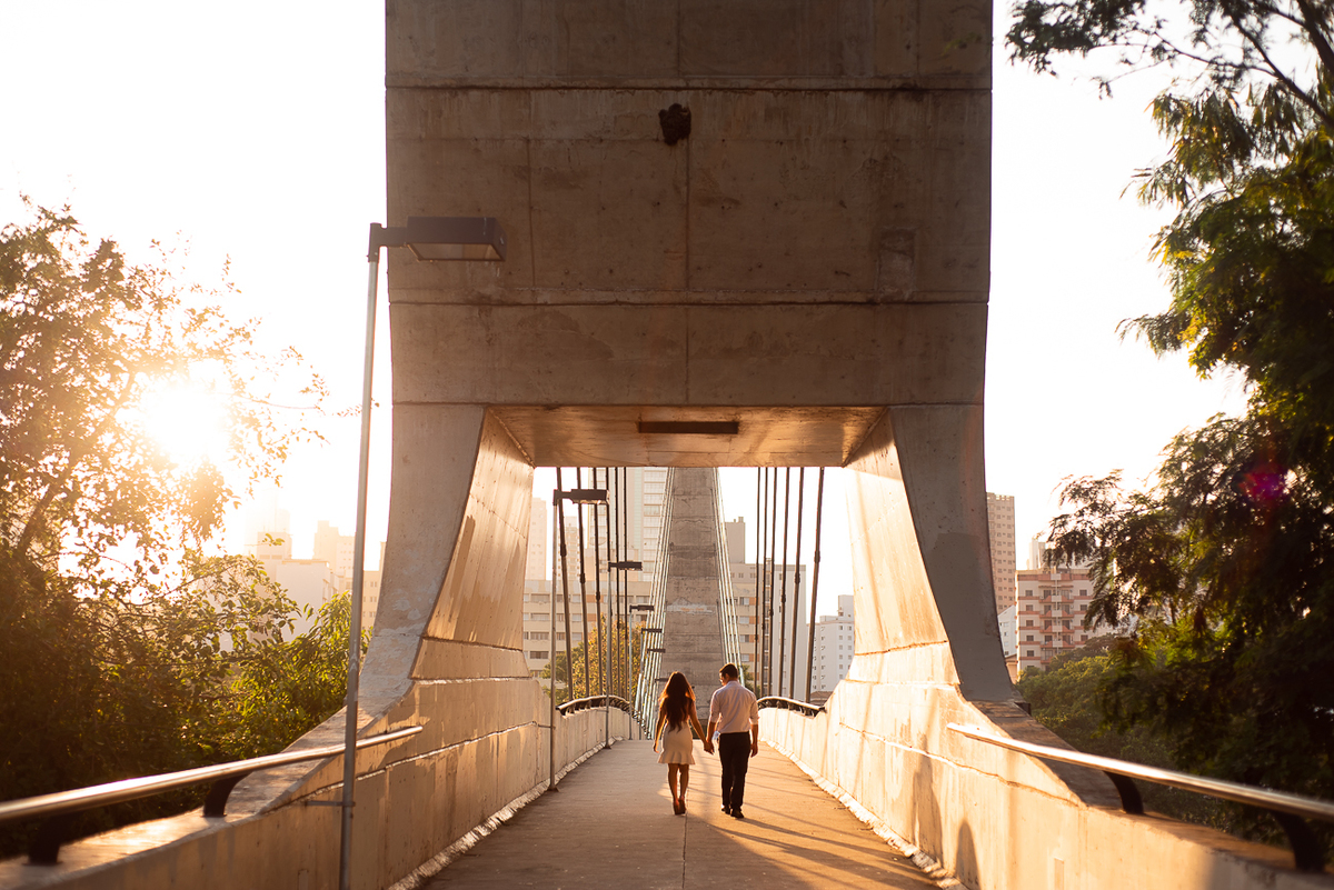 Casal andando sob luz do sol em Piraciacba SP por Ronny Viana fotografo de casamento