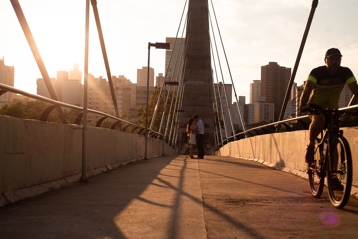 Ciclista passando na frente do casal ensaio pré wedding em Piracicaba
