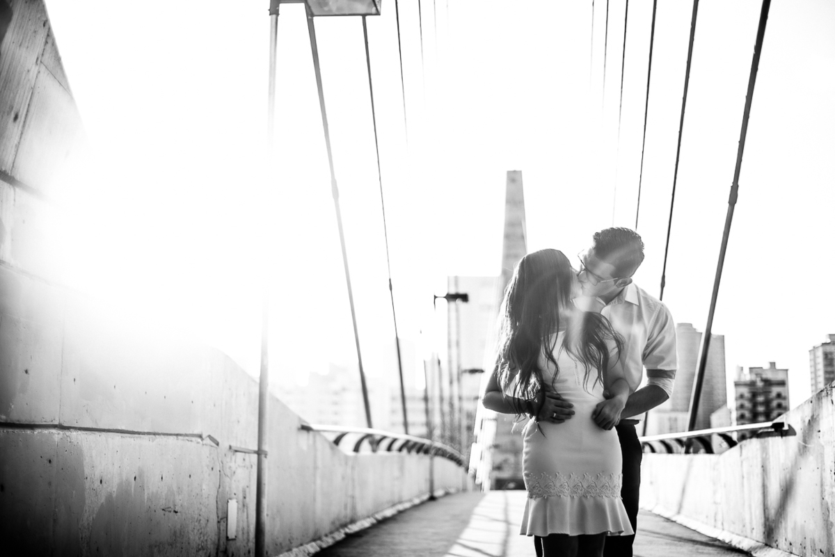 Foto Preto e Branco do casal se beijando cena de filme em piracicaba SP
