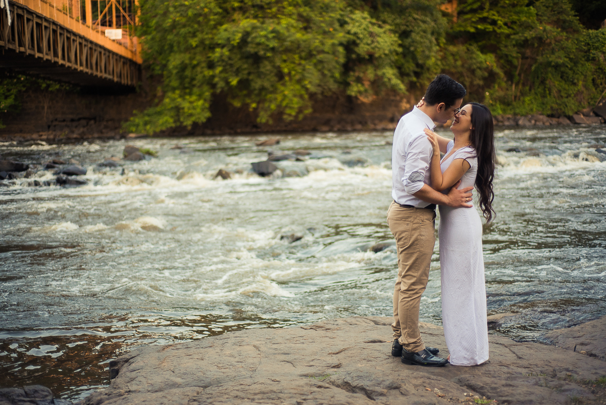 Noiva com vestido branco ensaio realizado no Rio Piracicaba 