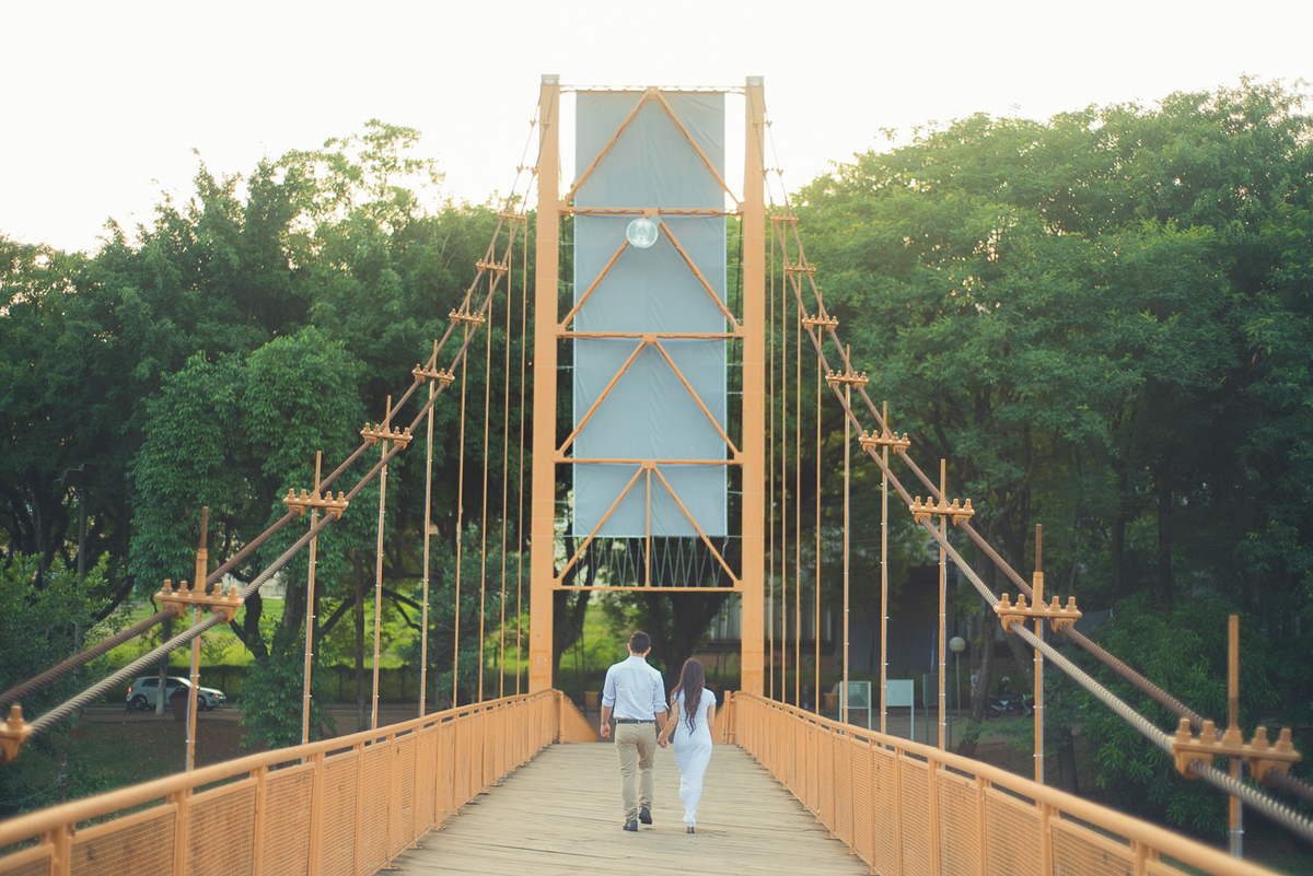 casal andando em cima da ponto no rio Piracicaba SP 
