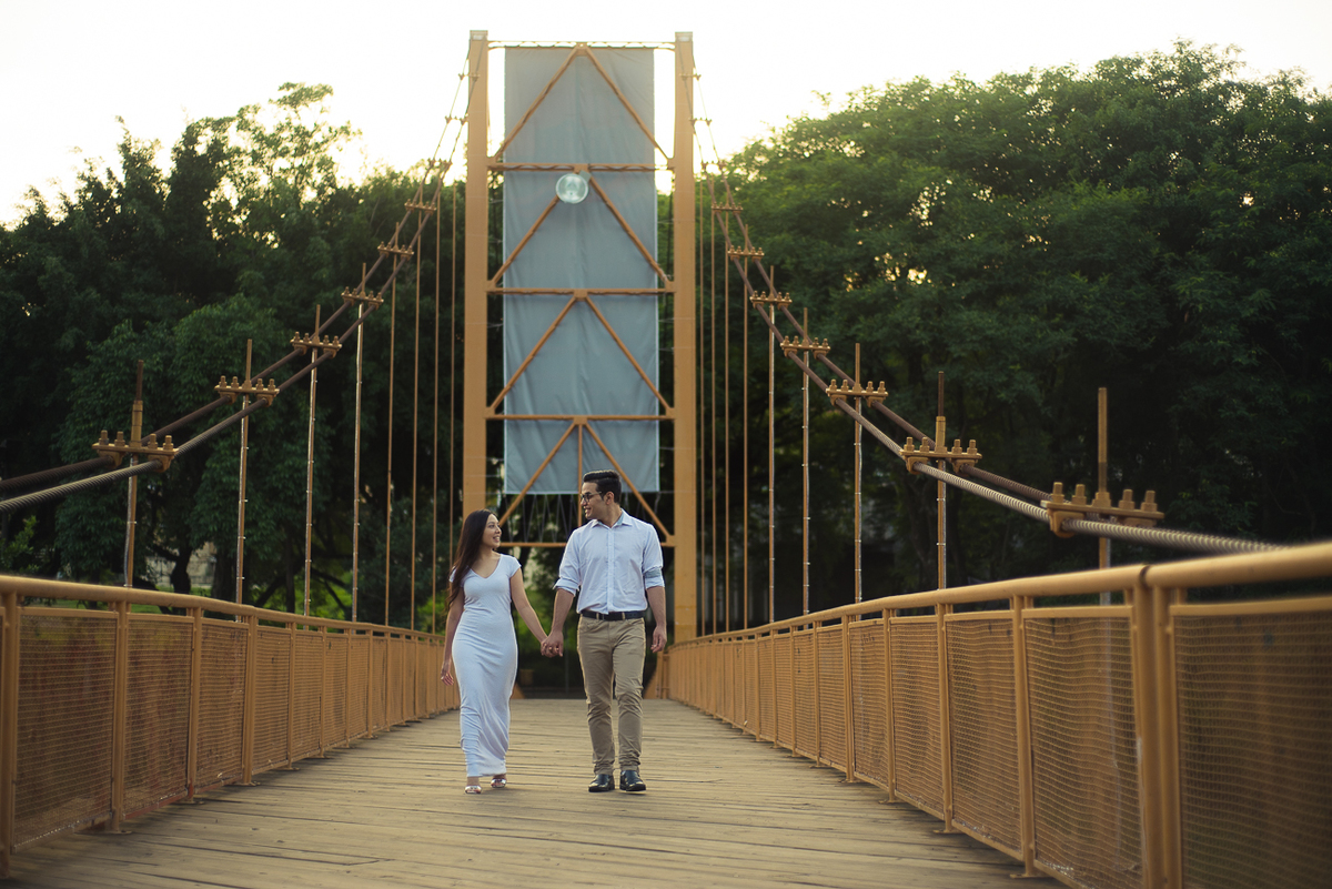 Casal apaixonado de roupas neutras para ensaio pré wedding em piracicaba por Ronny Viana