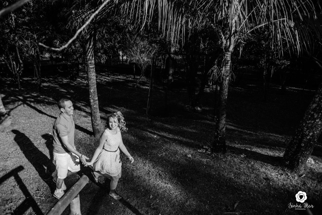 Casal de noivos, Dayene e Júnior, correndo próximo a coq1ueiros em Dourados - MS, Sinhá Flor Fotografia