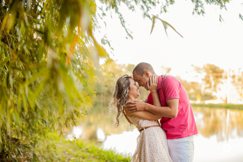 Casal de noivos, Dayene e Júnior, testa com testa sorrindo em Dourados - MS, Sinhá Flor Fotografia