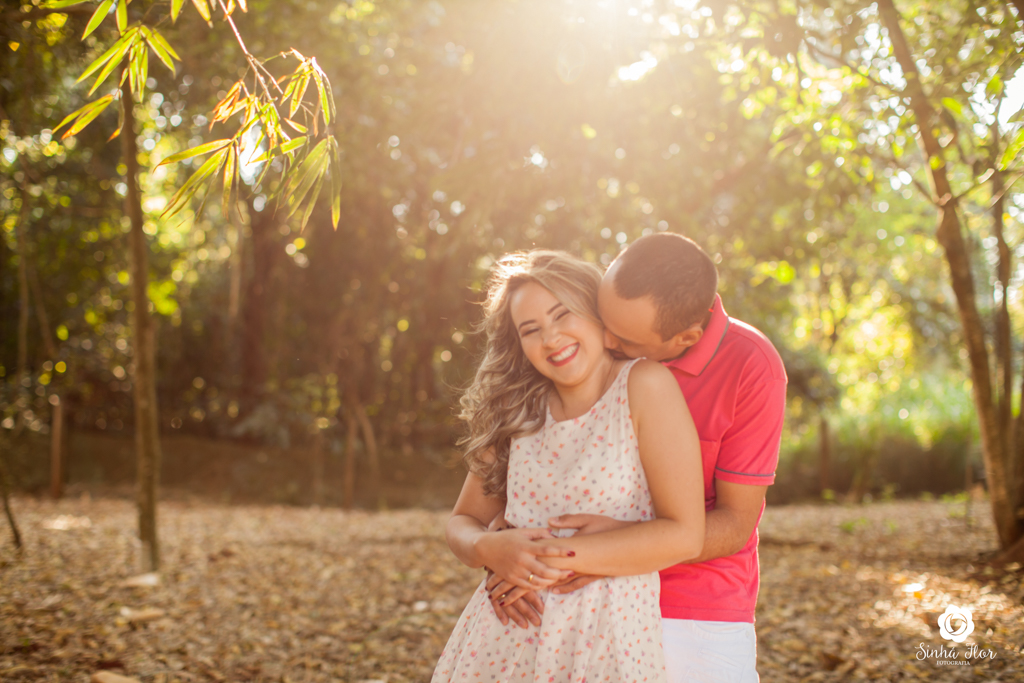 Casal de noivos, Dayene e Júnior, cheiro no cangote em Dourados - MS, Sinhá Flor Fotografia