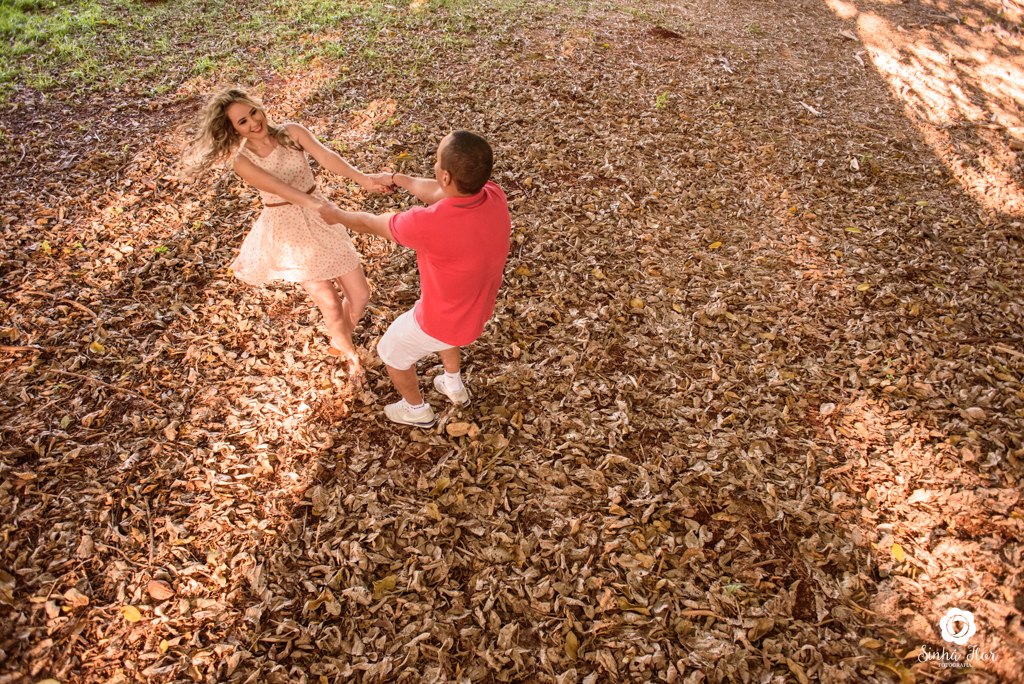 Casal de noivos, Dayene e Júnior, giro com as mãos em Dourados - MS, Sinhá Flor Fotografia