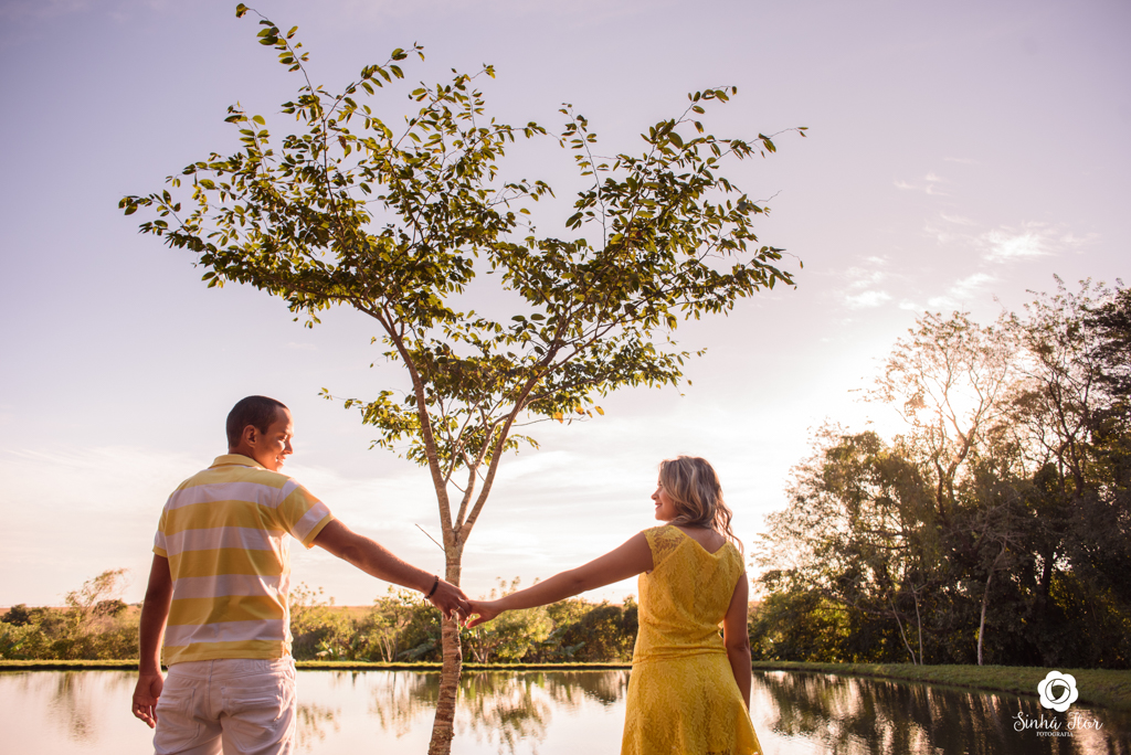 Casal de noivos, Dayene e Júnior, de mãos dadas olhando um para o outro em Dourados - MS, Sinhá Flor Fotografia