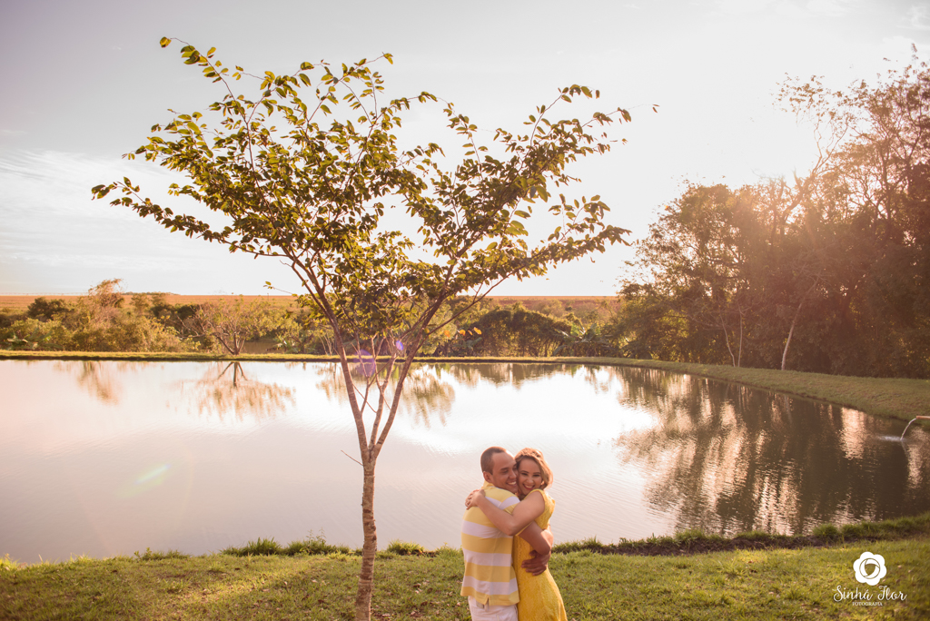 Casal de noivos, Dayene e Júnior, abraço bem juntinho em Dourados - MS, Sinhá Flor Fotografia