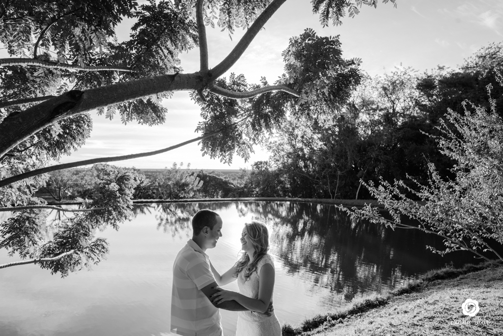 Casal de noivos, Dayene e Júnior, carinho no braço em Dourados - MS, Sinhá Flor Fotografia