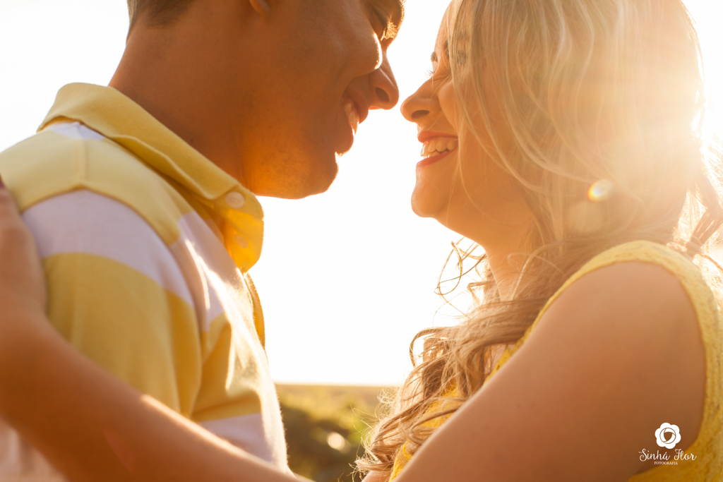 Casal de noivos, Dayene e Júnior, close de risos em Dourados - MS, Sinhá Flor Fotografia