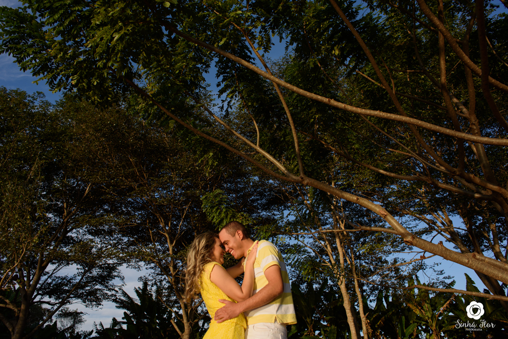 Casal de noivos, Dayene e Júnior, mão na cintura e testa colada em Dourados - MS, Sinhá Flor Fotografia
