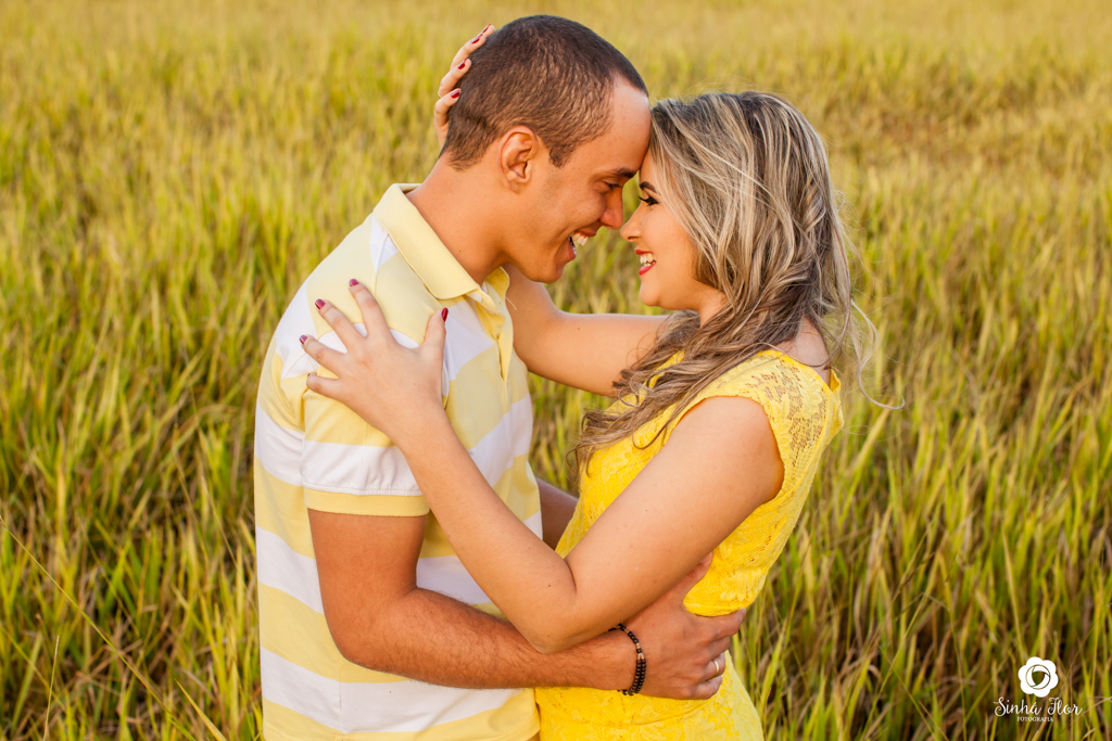 Casal de noivos, Dayene e Júnior, trocando carinhos em Dourados - MS, Sinhá Flor Fotografia