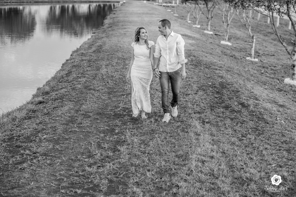 Casal de noivos, Dayene e Júnior, de mãos dadas no meio da passarela em Dourados - MS, Sinhá Flor Fotografia