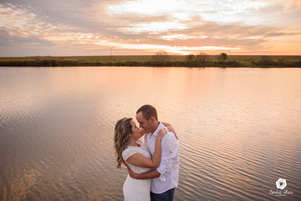 Casal de noivos, Dayene e Júnior, no meio do lago se olhando em Dourados - MS, Sinhá Flor Fotografia