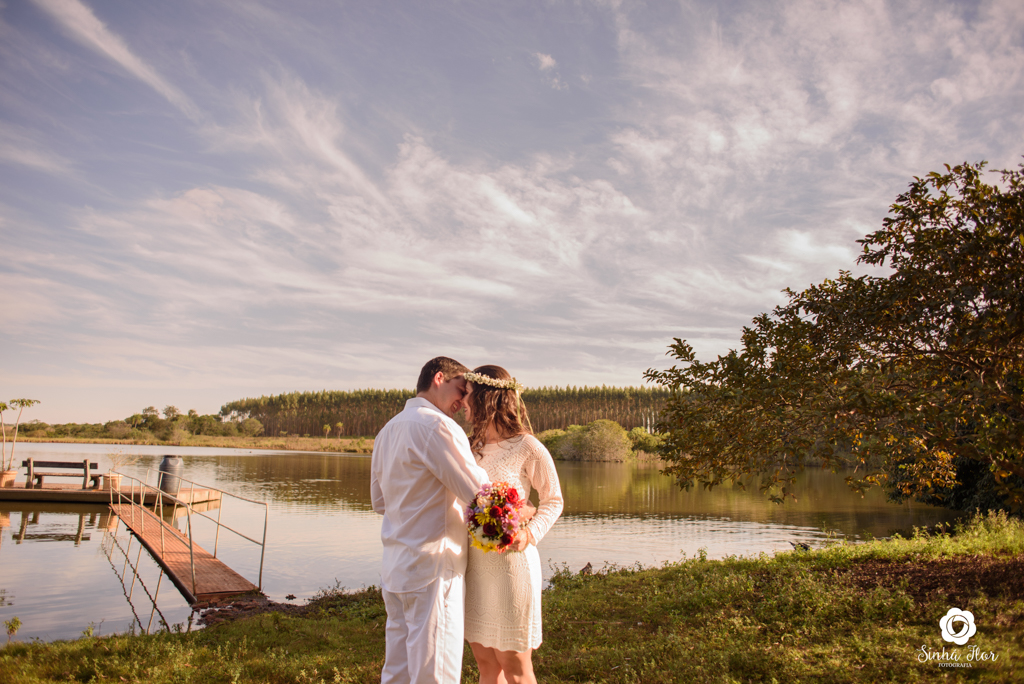 Casal de noivos, Daniele e Thiago, abraçados ao fundo do lago em Dourados - MS, Sinhá Flor Fotografia