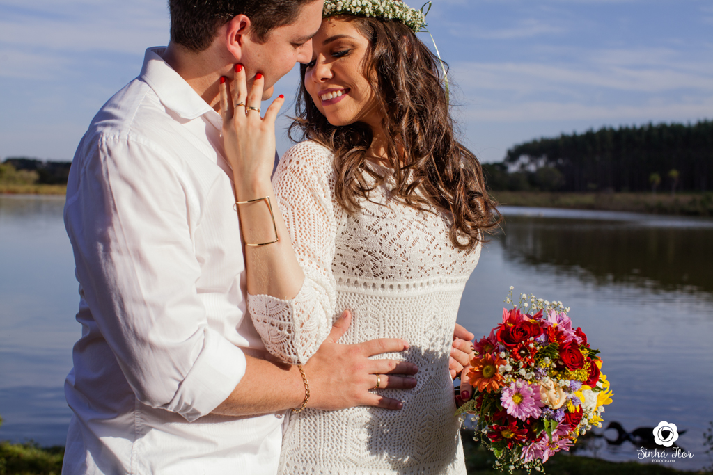 Casal de noivos, Daniele e Thiago, namoro romântico próximo ao lago em Dourados - MS, Sinhá Flor Fotografia