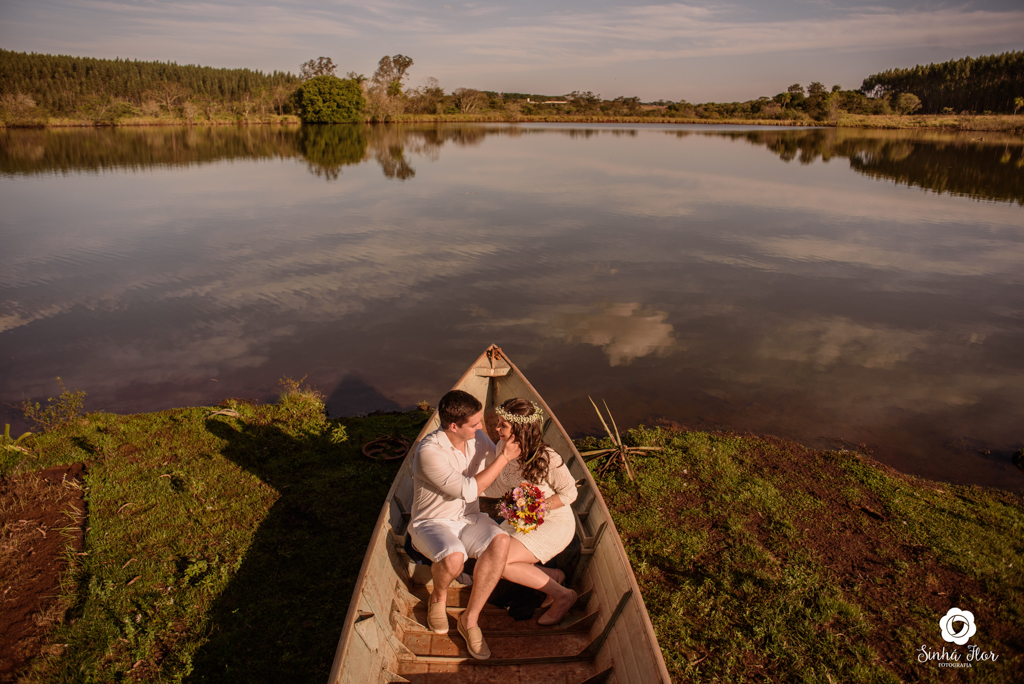 Casal de noivos, Daniele e Thiago, carinho dentro do barco em Dourados - MS, Sinhá Flor Fotografia
