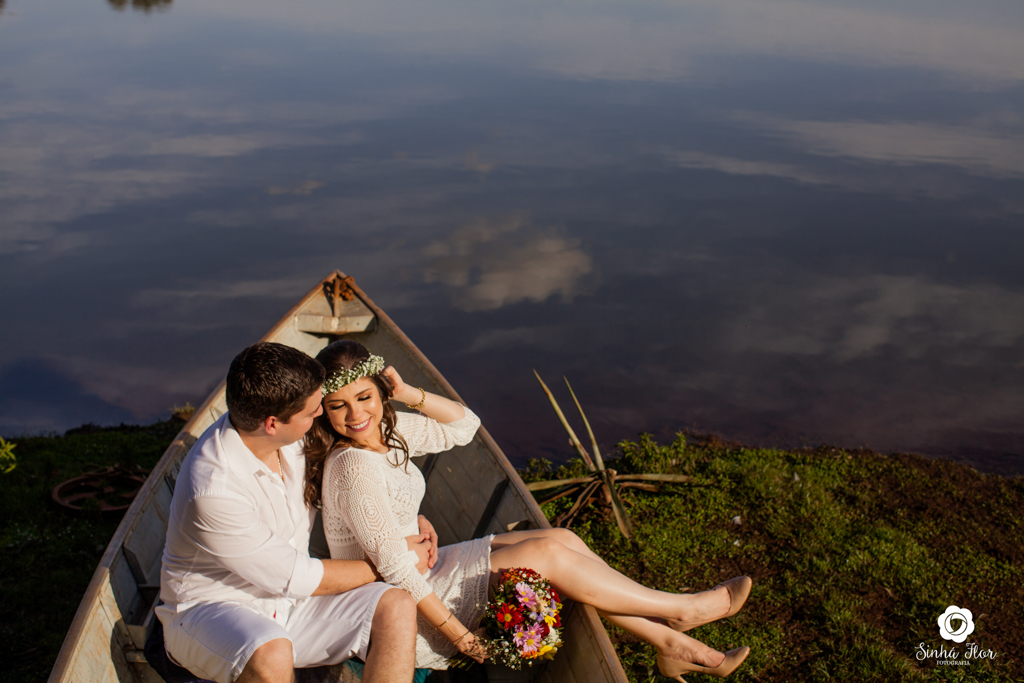 Casal de noivos, Daniele e Thiago, charme da noiva no barco em Dourados - MS, Sinhá Flor Fotografia