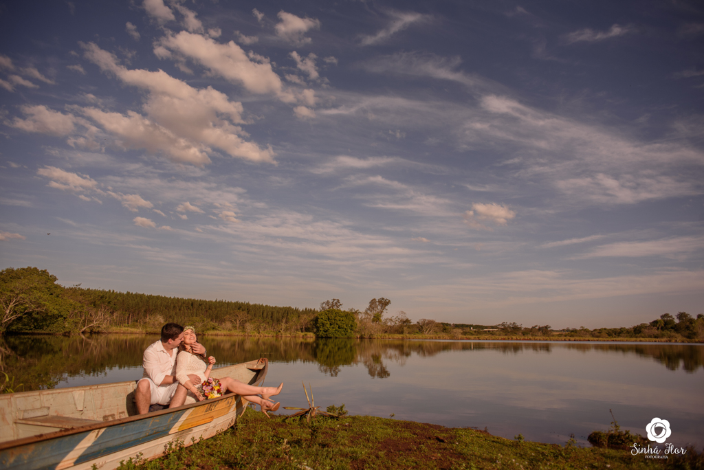 Casal de noivos, Daniele e Thiago, paisagem linda com carinho noivos em Dourados - MS, Sinhá Flor Fotografia