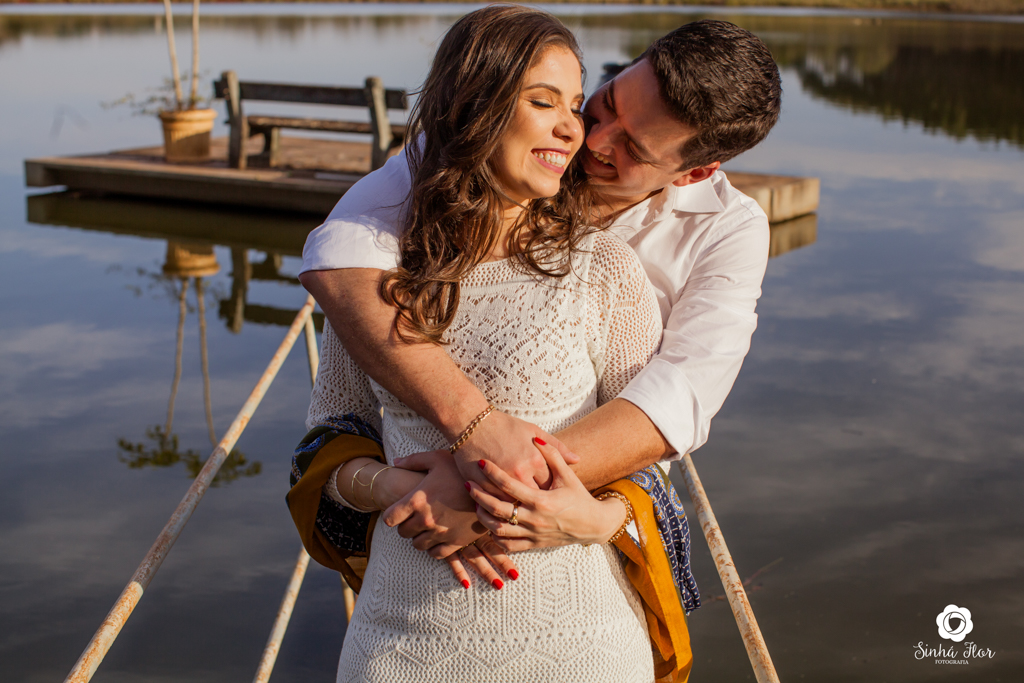 Casal de noivos, Daniele e Thiago, abraço apaixonado na ponte em Dourados - MS, Sinhá Flor Fotografia