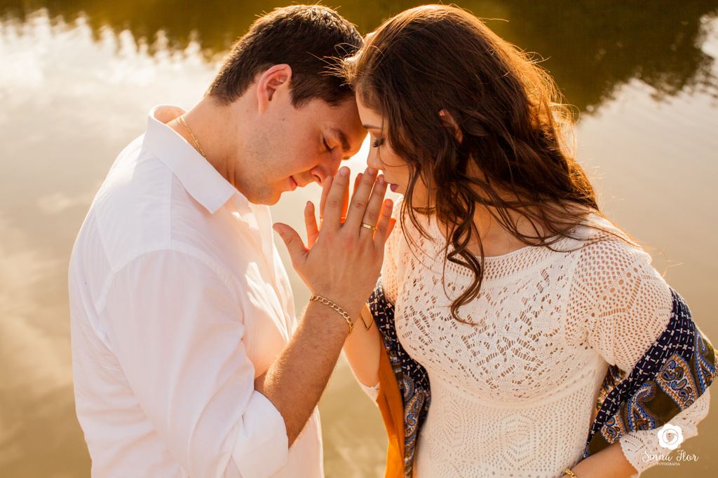 Casal de noivos, Daniele e Thiago, toque entre as mãoes em Dourados - MS, Sinhá Flor Fotografia