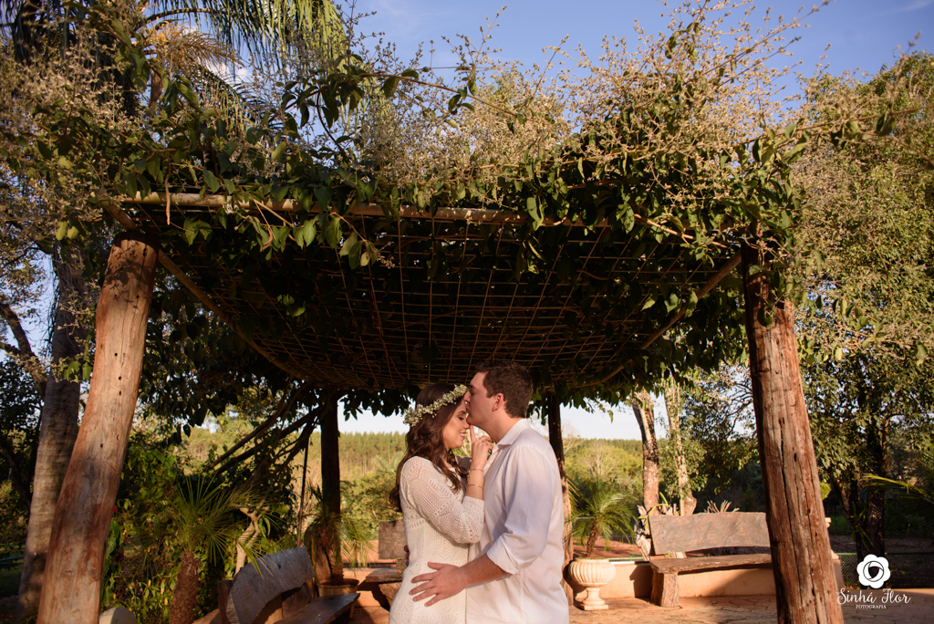 Casal de noivos, Daniele e Thiago, beijo na testa embaixo do pergolado em Dourados - MS, Sinhá Flor Fotografia