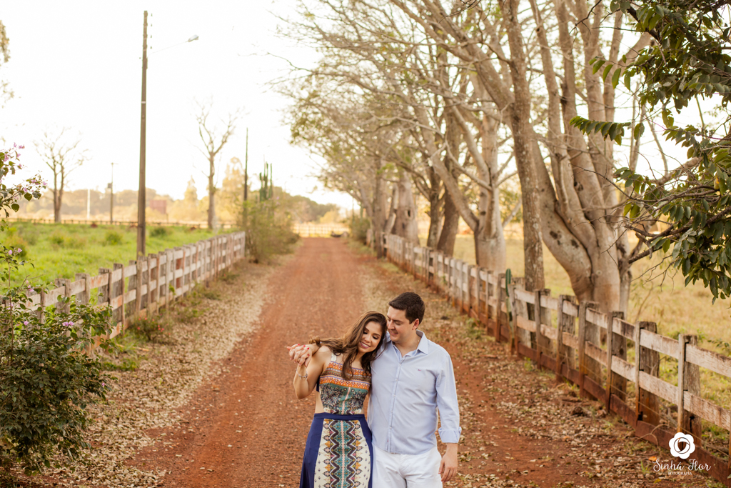 Casal de noivos, Daniele e Thiago, caminhando na estrada em Dourados - MS, Sinhá Flor Fotografia