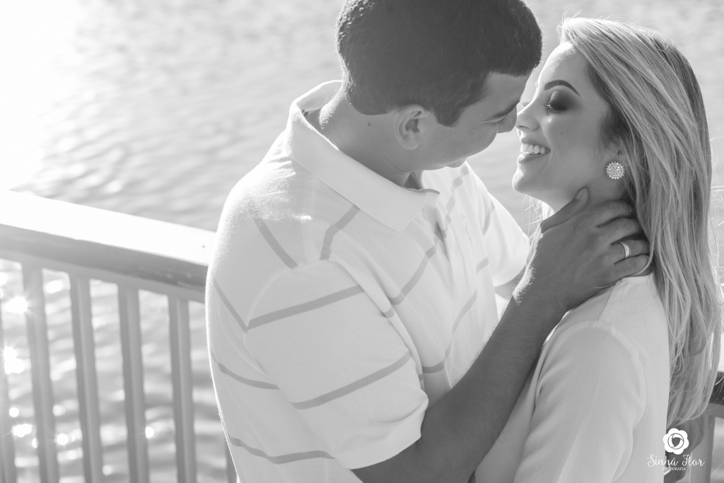 Casal de noivos, Carina e Rodolfo, noivos com o quase-beijo em Itaporã - MS, Sinhá Flor Fotografia