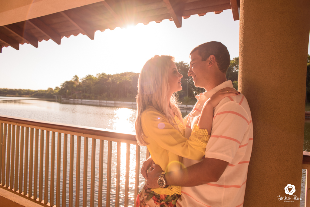 Casal de noivos, Carina e Rodolfo, encarada do noivo com um flare em Itaporã - MS, Sinhá Flor Fotografia