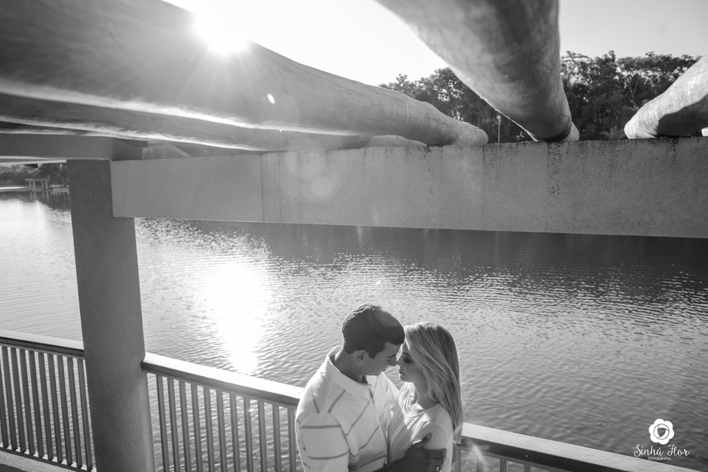 Casal de noivos, Carina e Rodolfo, noivos nariz com nariz e o flare no lago em Itaporã - MS, Sinhá Flor Fotografia