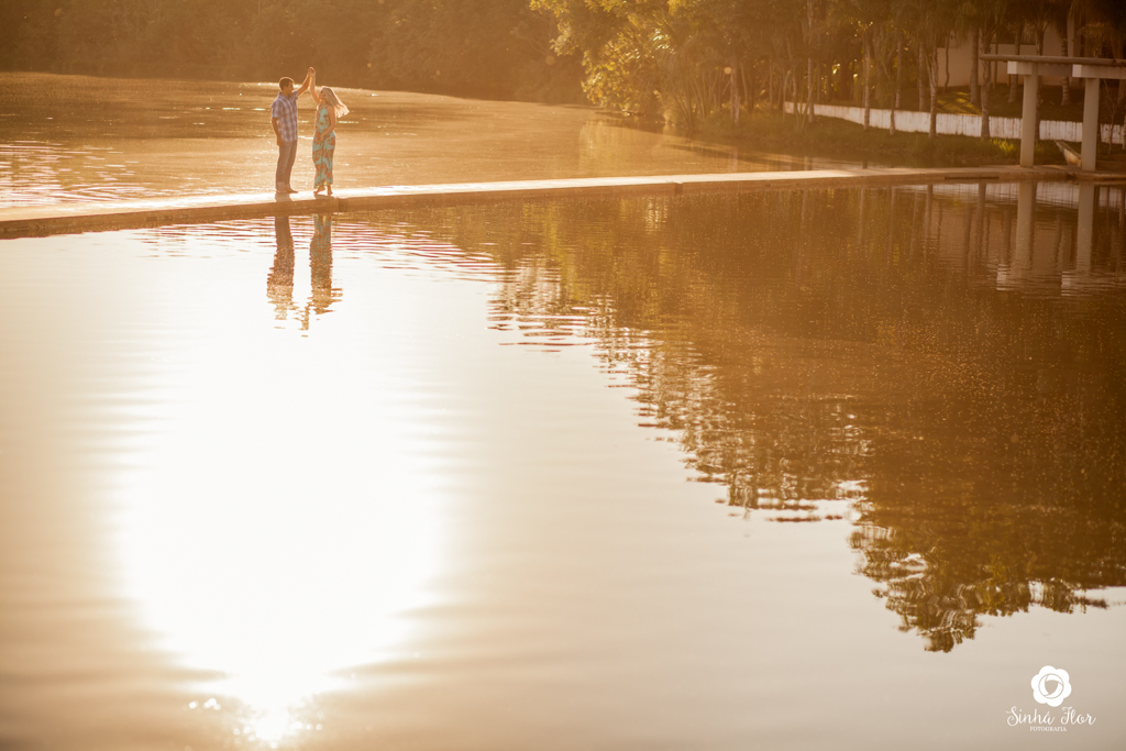 Casal de noivos, Carina e Rodolfo, noivos rodando no meio da passarella lago em Itaporã - MS, Sinhá Flor Fotografia