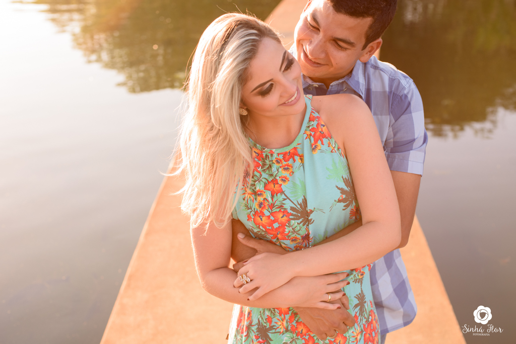 Casal de noivos, Carina e Rodolfo, abraço apertado na passarela em Itaporã - MS, Sinhá Flor Fotografia