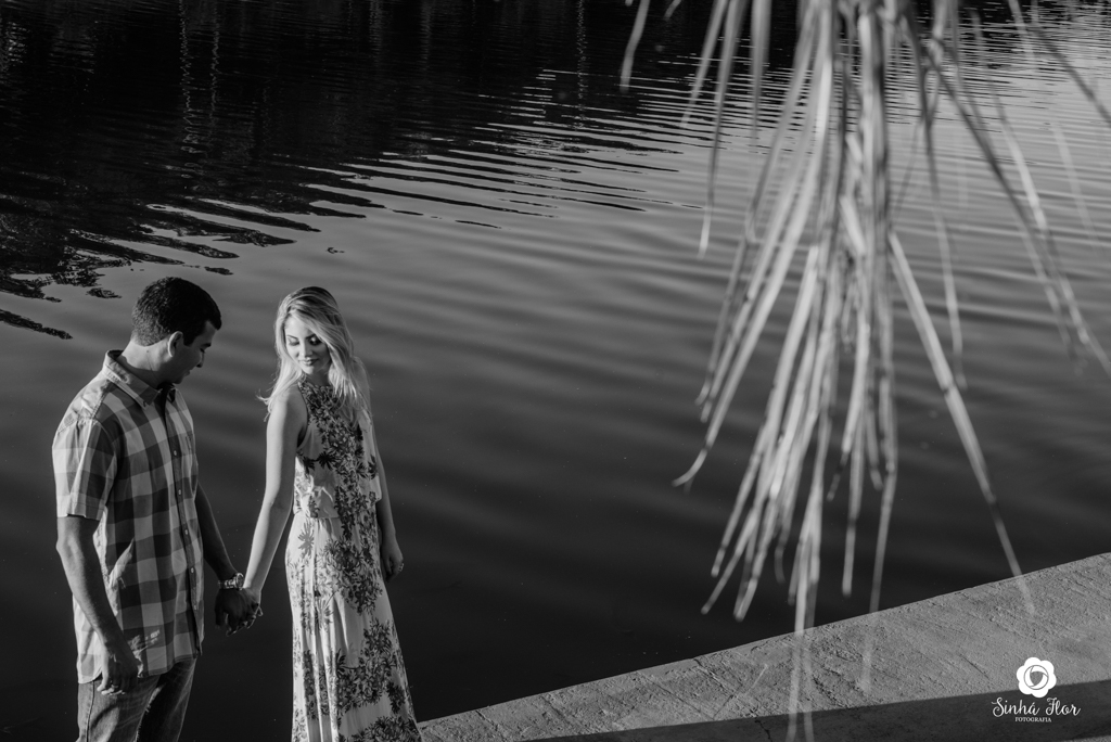 Casal de noivos, Carina e Rodolfo, noivos de mãos dadas ao fundo do lago Itaporã - MS, Sinhá Flor Fotografia