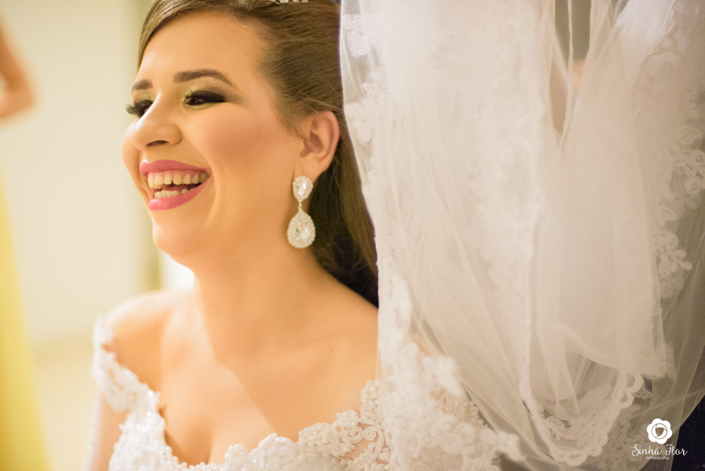 Wedding Day, Rosana e Jimmy, noiva sorrindo colocando o véu no hotel Gales em Dourados - MS, Sinhá Flor Fotografia