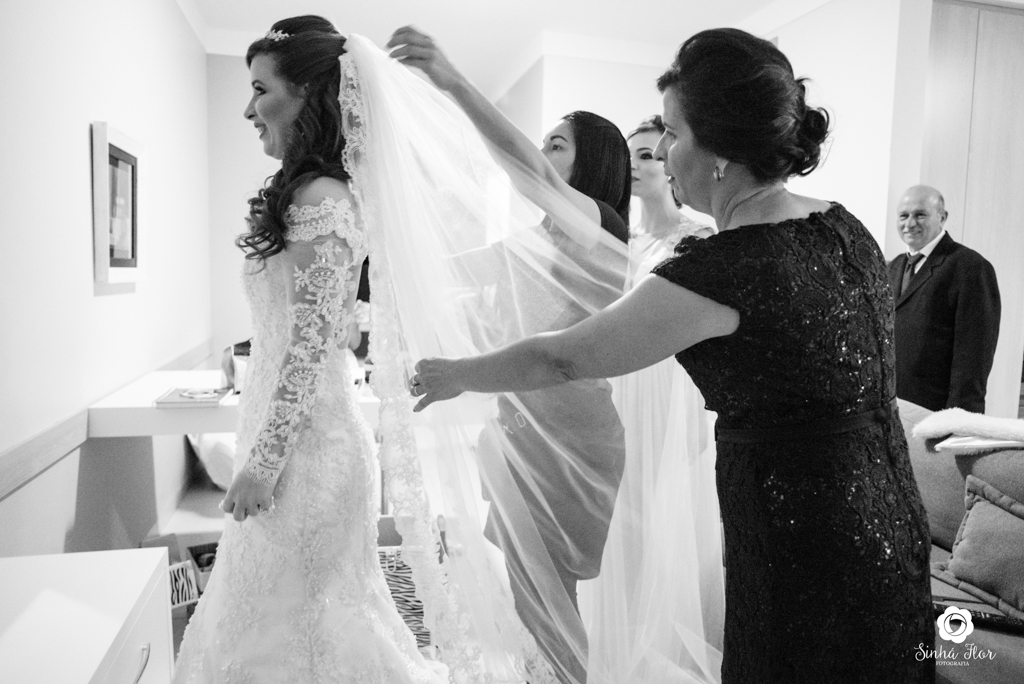 Wedding Day, Rosana e Jimmy, noiva com a mãe ajudando a colocar o véu no hotel Gales em Dourados - MS, Sinhá Flor Fotografia