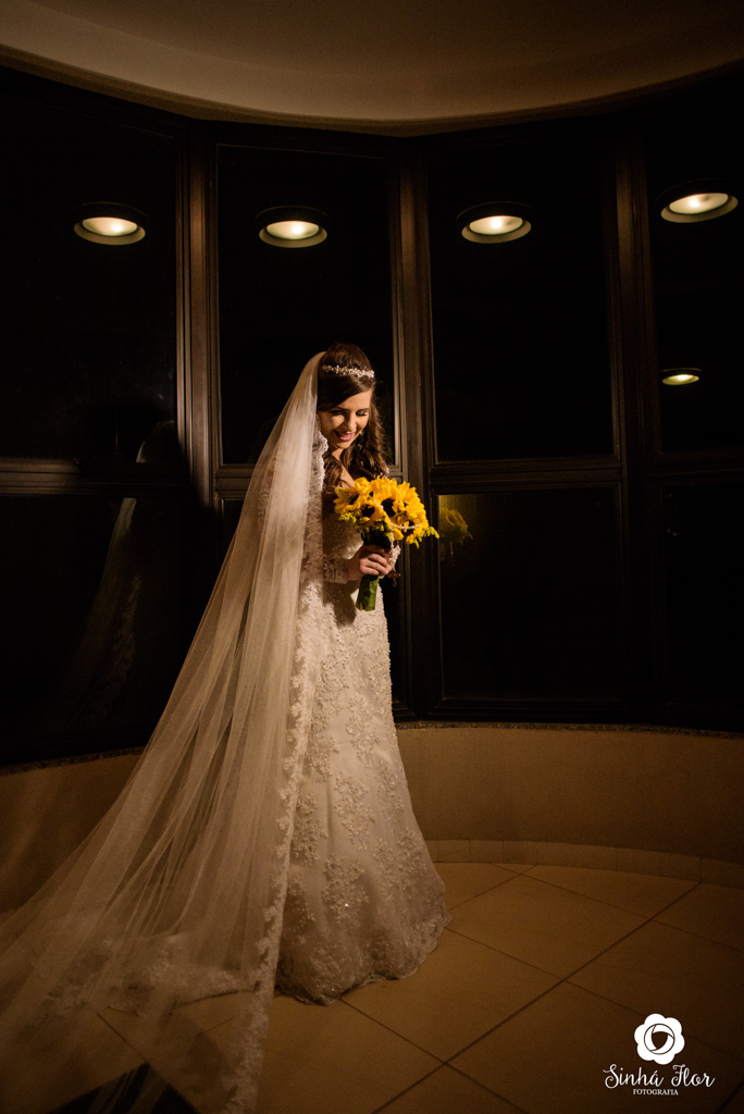 Wedding Day, Rosana e Jimmy, noiva pronta próxima a janela no hotel Gales em Dourados - MS, Sinhá Flor Fotografia
